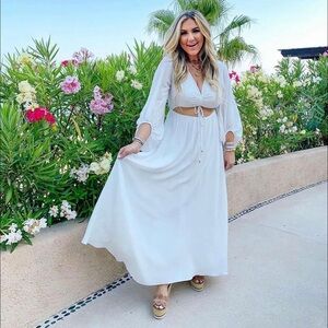 NWT RED DRESS Going For This Off White Maxi Dress
AURA SIZE: Small